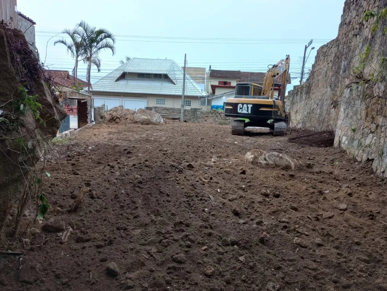 Terreno para venda em Sambaqui com 425 m² — foto principal