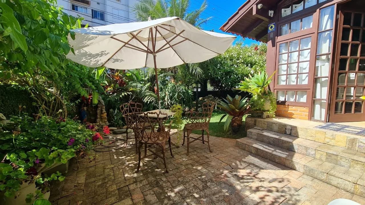 Casa para venda com 3 dormitórios em Canasvieiras com 300 m² — foto principal