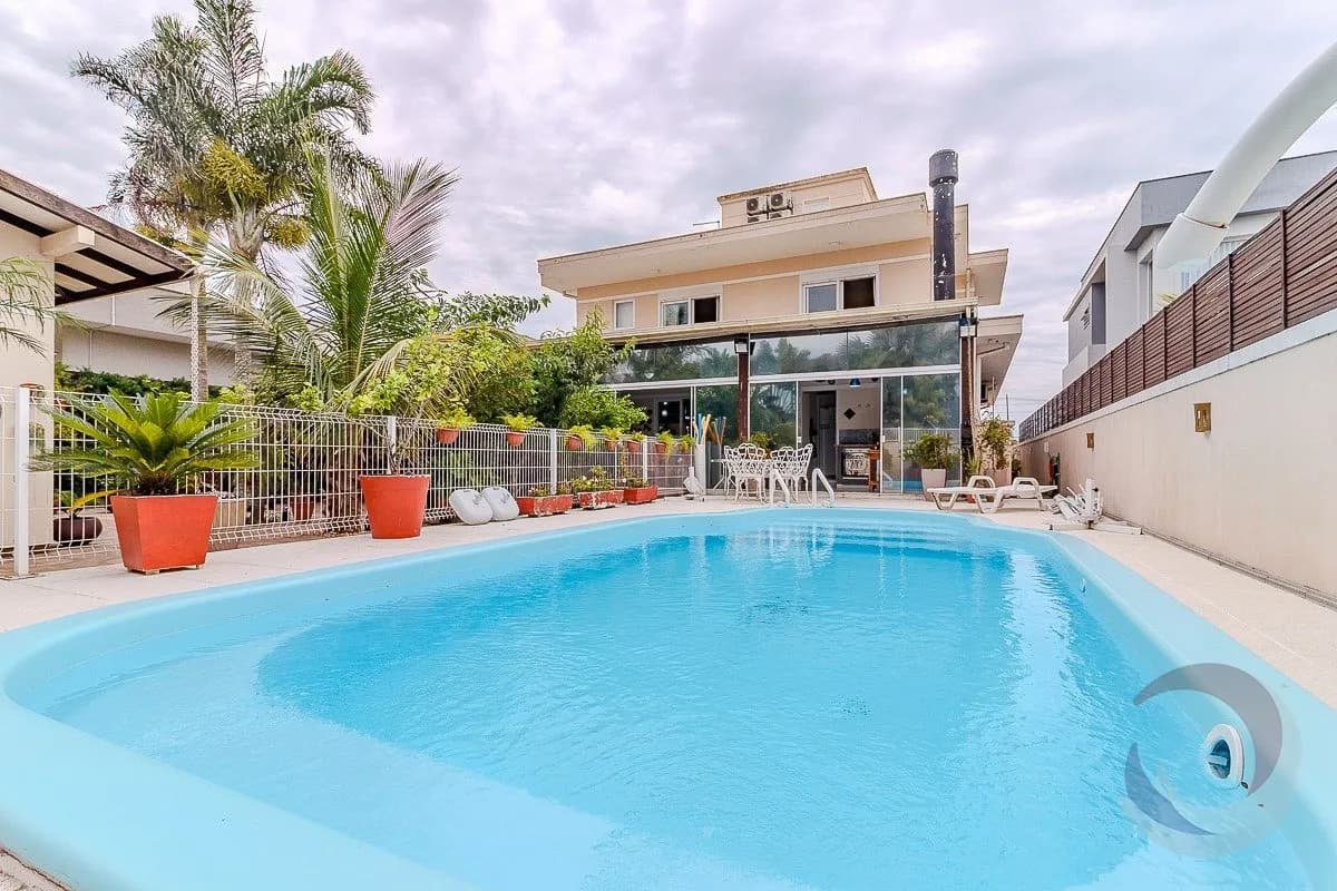 Casa para venda com 5 dormitórios em Campeche com 313 m²