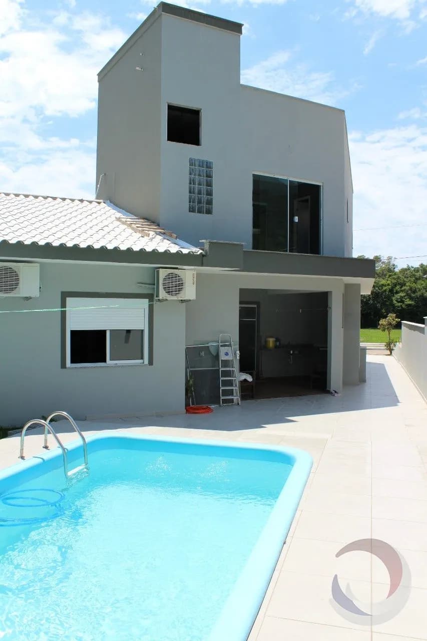 Casa para venda com 5 dormitórios em Ribeirão da Ilha com 251 m²