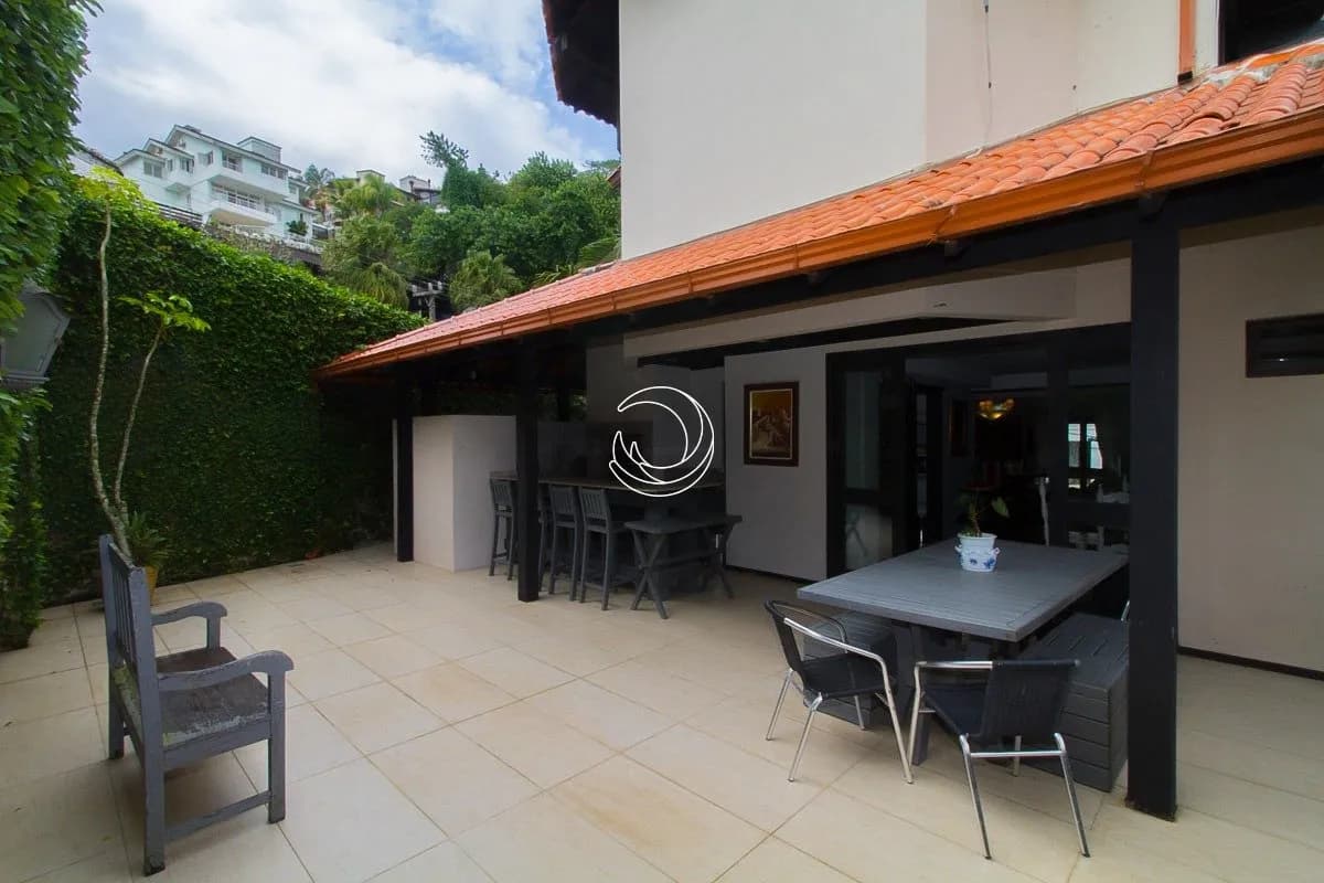 Casa para venda com 5 dormitórios em Centro com 298 m²