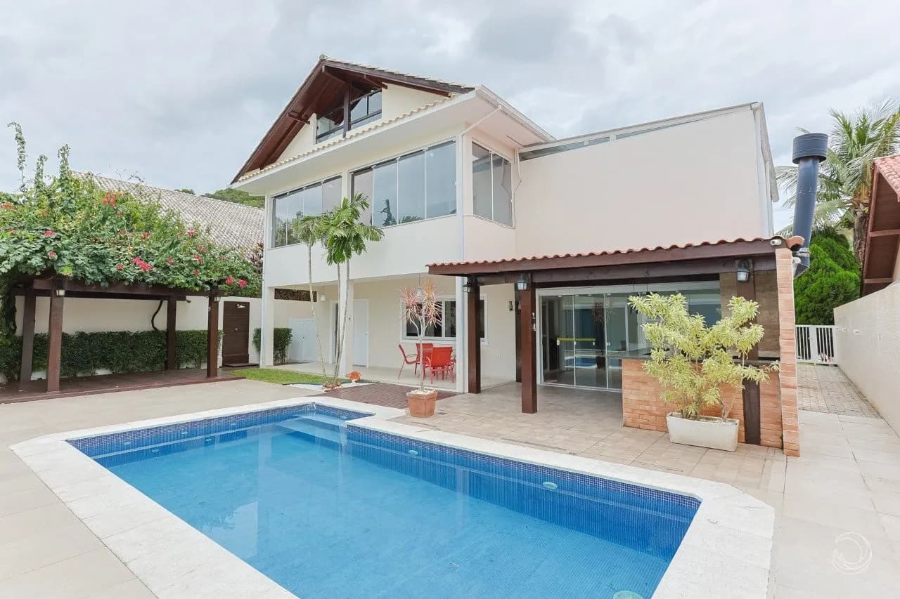 Casa para venda com 5 dormitórios em Sambaqui com 517 m² — foto principal