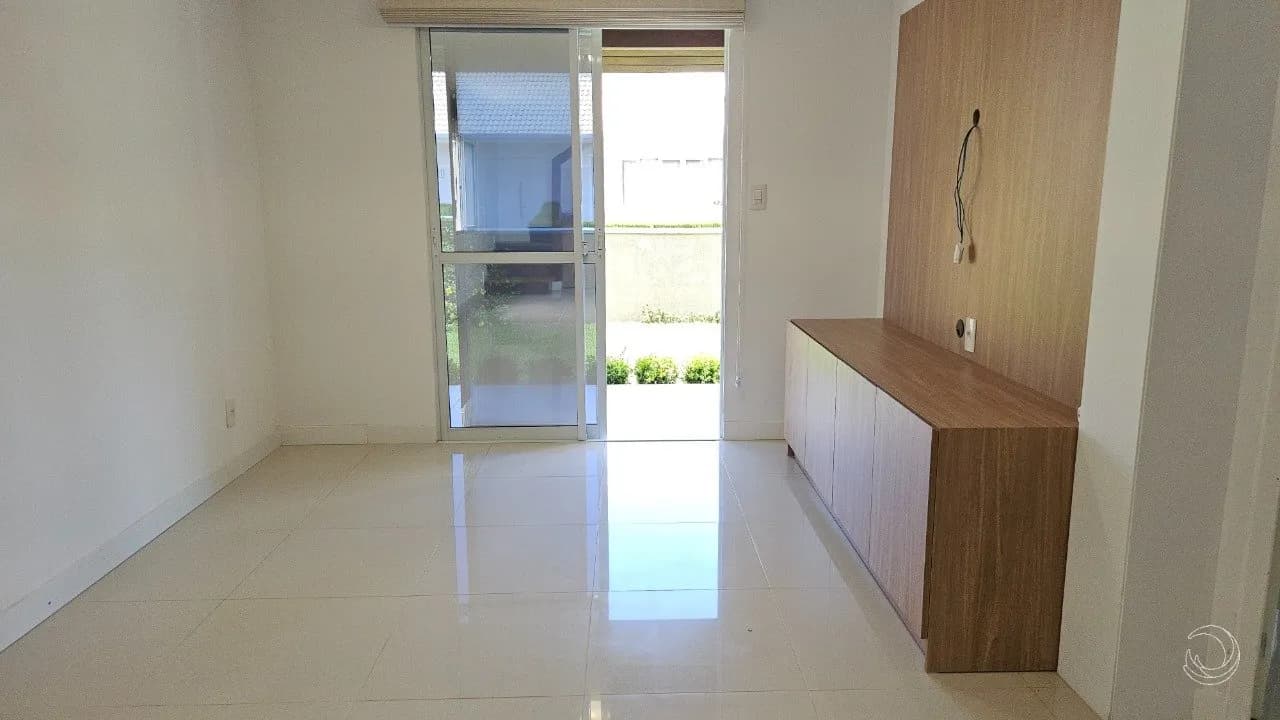 Casa para venda com 4 dormitórios em Sambaqui com 250 m²