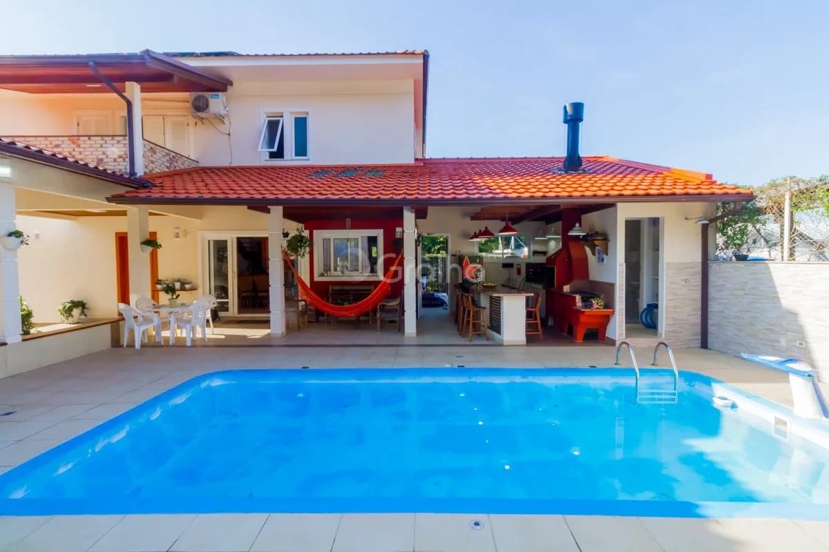 Casa para venda com 4 dormitórios em Sambaqui com 278 m² — foto principal