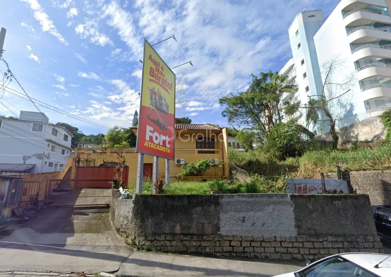 Terreno para venda em Pantanal com 1796 m²