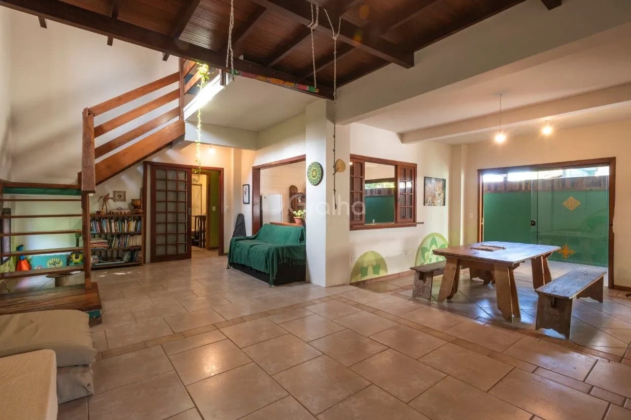 Casa para venda com 6 dormitórios em Rio Tavares com 320 m²