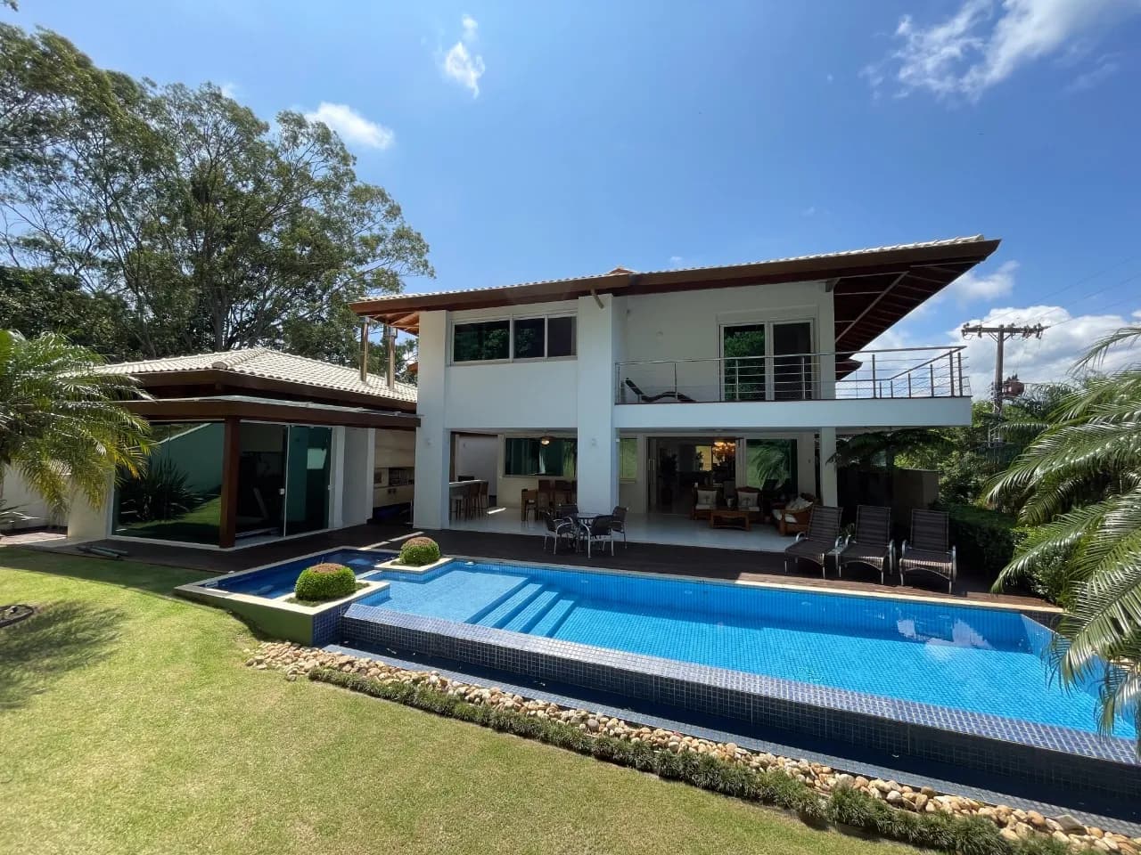Casa para venda com 6 dormitórios em Sambaqui com 812 m² — foto principal