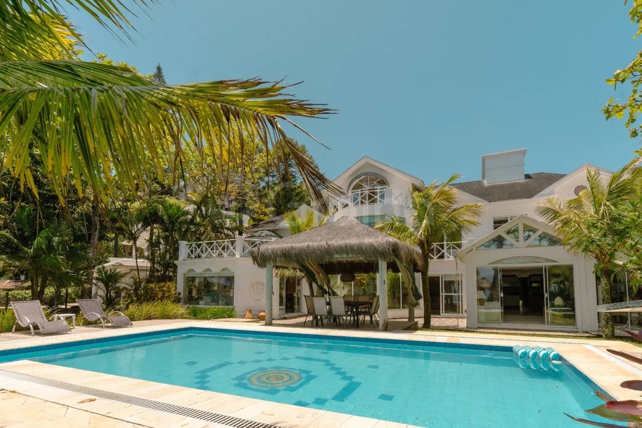 Casa para venda com 4 dormitórios em Canajurê com 389 m²