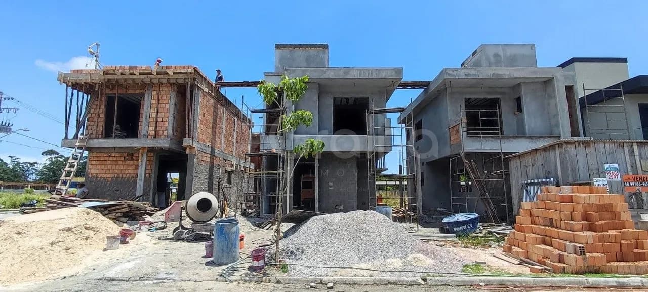 Casa para venda com 3 dormitórios em Canasvieiras com 129 m² — foto principal
