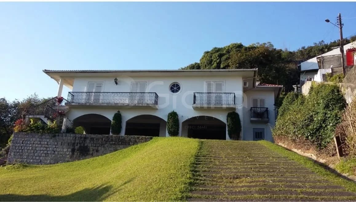 Casa para venda com 4 dormitórios em Carvoeira com 515 m²